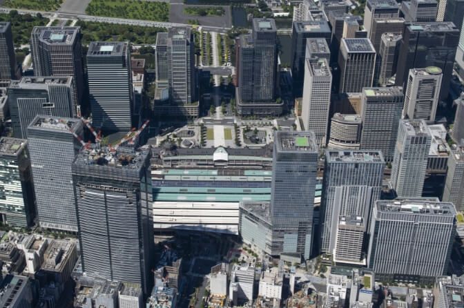現在の丸の内・東京駅前の写真