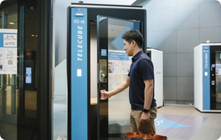 テレキューブを利用する男性